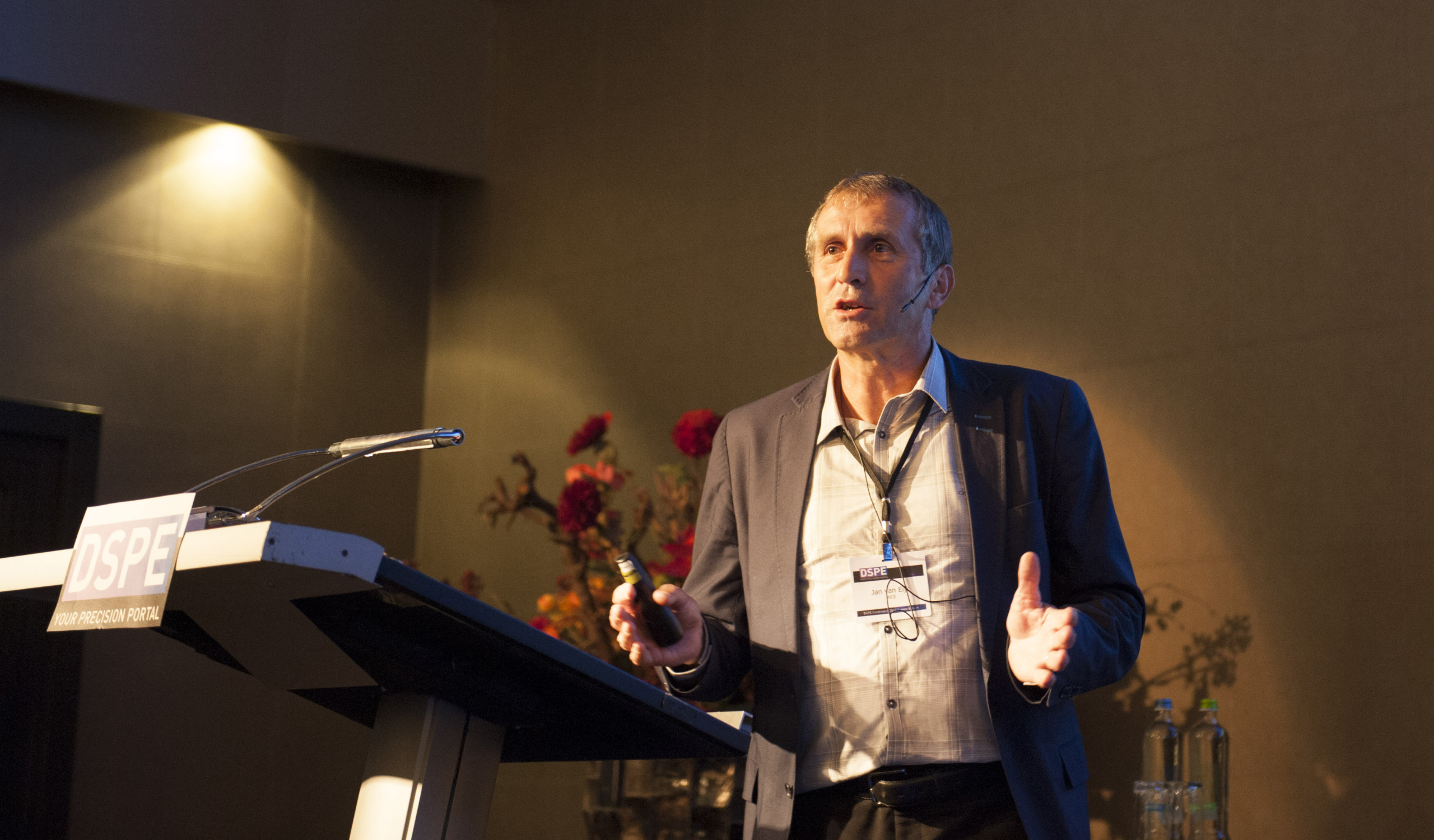 Jan van Eijk speaks during the DSPE Conference 2014. The winner of the ASPE Lifetime Achievement Award 2021 attaches great value to knowledge sharing and was therefore co-initiator of the DSPE Conference on precision mechatronics in 2012. (Photo: Jochem Treu)